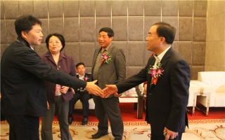 國家發(fā)展改革委資源節(jié)約與環(huán)境保護(hù)司牛波處長（和劉總握手）、全國墻材革新工作委員會會長滕軍力（女士）