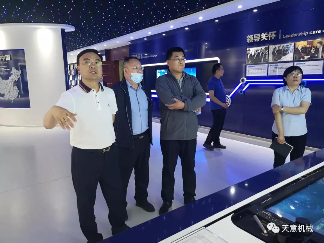 哈爾濱工業(yè)大學張教授、于教授蒞臨天意機械就智能焊接技術進行交流指導